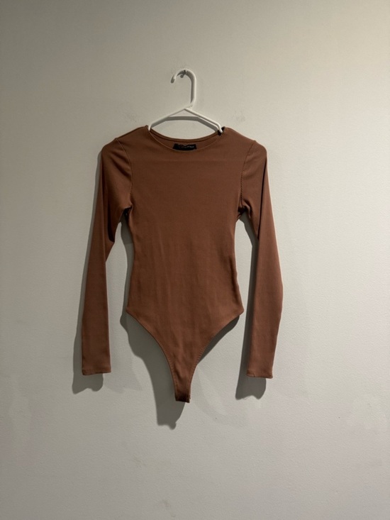 naked wardrobe Tops - Naked Wardrobe Tan Ribbed Long Sleeve Bodysuit Size Small 🤎